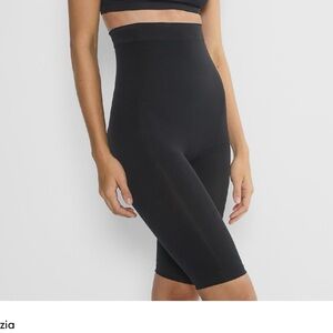 Aritzia Black Seamless Biker Shorts